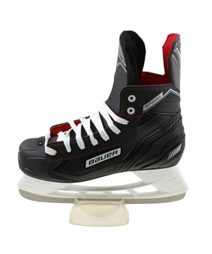 
Bauer Speed 137043 9441 zijn lichtgewicht ijshockeyschaatsen voor kinderen. De Bauer Speed ijshockeyschaatsen combineren opperste snelheid en wendbaarheid op het ijs met comfort. De anatomisch ontworpen schoen is voorzien van een Eva-voetbed en een microfiber voering voor een optimaal draagcomfort en zijdelingse stabiliteit. De voorgevormde comfort vilt tong van de schoen heeft een bescherming voor de middenvoetbeentjes. De schaats is voorzien van een Tuuk lightspeed Pro onderstel en de ijzers zijn van Tuuk Fast steel en staan garant voor uitstekende glij-eigenschappen. De schoen wordt afgesloten met een klassieke vetersluiting.<p></p><div><b><font color="#ff0000">LET OP: DIT MODEL VALT KLEIN. WIJ ADVISEREN U OM 1 MAAT GROTE TE NEMEN DAN DE HUIDIGE SCHOENMAAT</font></b></div><p></p>