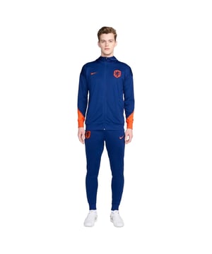
Het Nike Nederlands Elftal Strike Hooded Full-Zip Trainingspak voor heren heeft een slim-fit pasvorm en sluit mooi aan op het lichaam. De elastische mouwen bewegen tijdens inspanningen met je mee. Licht stretchmateriaal biedt bewegingsvrijheid om flexibel te kunnen bewegen. De trainingsbroek heeft een elastische tailleband met intern trekkoord waarmee je de pasvorm nog verder kunt personaliseren.Â <br>Het Nederlands Elftal Trainingspak met capuchon is voorzien van speciale designdetails voor aankomende topvoetballers en heeft een aansluitende, gestroomlijnde pasvorm, zodat niets tussen jou en de bal komt. Het zweetafvoerende materiaal houdt je fris en zelfverzekerd terwijl je je skills verbetert.<br><br><p></p><div><ul><li>Nike Dri-FIT technologie voert zweet weg van de huid voor snellere verdamping, zodat je droog en comfortabel blijft. </li><li>Geribde boorden en zoom op de mouwen en enkels houden het trainingspak op zijn plaats.<br><br></li></ul><p><b>Materiaal:</b> 100% polyester</p></div><br><p></p>