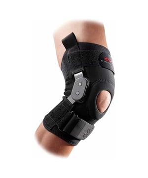 
Deze professionele McDavid kniebrace omvat twee soepel werkende polycentrische scharnieren. Het design bevat luchtvaartaluminium welke de natuurlijke beweging van de knie bevordert.Â  De neopreen bandage is gemaakt van 4mm neopreen met nylon bekleding aan beide zijden. De dubbele scharnieren geven extra steun voor kleine tot medium MCL, LCL en ACL ligament problemen. Het patella-drukpunt helpt de knieschijf op zijn plaats te houden en zodoende de symptomen van patella tendinitis, patella subluxatie en chrondomalacia te verminderen. De kniebrace biedt ondersteuning op hoog niveau; het verbeteren van de mediale en laterale stabiliteit, waardoor blessures worden verminderd en het herstel wordt bevorderd. <ul> <li>Bilaterale polycentrische scharnieren voor stabiliteit en vrije beweging </li> <li>Speciaal ontworpen boven- en onderbanden zorgen voor een persoonlijke pasvorm </li> <li>Latexvrij neopreen zorgt voor thermische compressie </li> <li>Open 360Ë gevoerde steunbeer isoleert en ondersteunt de patella </li> <li>Gebonden randen voorkomen irritatie </li> <li>Geperforeerd achterpaneel zorgt voor warmte- en vochtregulatie en rondom comfort</li> <li>Past links of rechts</li> </ul> <b>Materiaal:<br> </b>100% latexvrij 4,8 mm neopreen (CR)