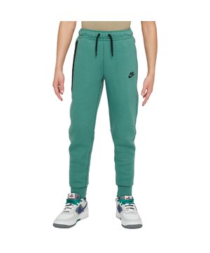 
De Nike Sportswear Tech Fleece Joggingbroek voor kinderen heeft een verbeterde pasvorm en zit erg comfortabel. Zeg maar hallo tegen Tech Fleece. De premium, lichte fleece is glad aan de binnen- en buitenkant en biedt veel warmte zonder extra volume. Deze broek, een combinatie van twee van onze best verkopende items (Tech Fleece en joggingbroeken), staat garant voor comfort op koude dagen. Deze nieuwe en verbeterde pasvorm is ontworpen voor elke vorm en grootte en geschikt voor alle kids. Berg je snacks en essentials veilig op in de zakken met rits en de contrasterende taping benadrukt de details op de naden en zorgt voor de kenmerkende Tech Fleece look. Extra materiaal tussen de pijpen zorgt voor meer ruimte om te rennen, springen, stretchen en de tailleband met drie banen is comfortabel aan te trekken en zorgt voor een pasvorm die goed blijft zitten. <ul> <li>Zijzakken </li> <li>Gedrukt Futura logo </li> <li>Tailleband met trekkoord </li> </ul> <b>Materiaal: </b><br> 53% katoen <br> 47% polyester