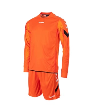 
<p> Keepers, ga in stijl het veld op met dit Hummel Bremen keeperstenue voor zowel kinderen als volwassen. Het shirt met lange mouwen valt gelijk op door de toffe sublimatieprint aan de onderkant van de mouwen. Het shirt heeft een elastische V-hals en kraag met rib-materiaal en ook de mouwen en neklijn hebben een ribboord. Het bijpassende keepersbroekje, zonder binnenbroek, heeft een elastische boord met koord. Het tenue is gemaakt van sneldrogend materiaal. De chevrons op de mouwen en het hummel logo op je borst laten zien dat jij voor kwaliteit gaat! De juniormaten hebben padding op de ellebogen voor extra bescherming. </p> <b>Materiaal:</b><br> 100% Polyester