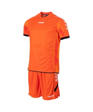 
<p> Keepers, stap in stijl het veld op met dit Hummel Bremen keeperstenue voor volwassenen. Het shirt met korte mouwen valt gelijk op door de toffe sublimatieprint met druppels bij de armen. Het shirt heeft een elastische V-hals en kraag met rib-materiaal en ook de mouwen en neklijn hebben een ribboord. De bijpassende shorts heeft een elastische boord met koord. Beide nemen goed vocht op. De chevrons op de mouwen en het hummel logo op je borst laten zien dat jij voor kwaliteit gaat! </p> <b>Materiaal:</b><br> 100% Polyester