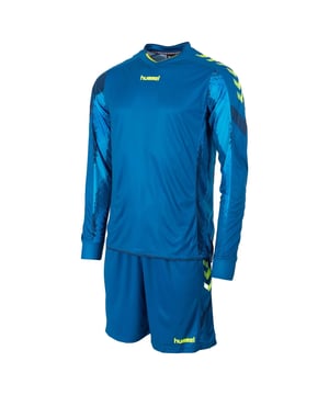 
<p> Keepers, ga in stijl het veld op met dit Hummel Bremen keeperstenue voor zowel kinderen als volwassen. Het shirt met lange mouwen valt gelijk op door de toffe sublimatieprint aan de onderkant van de mouwen. Het shirt heeft een elastische V-hals en kraag met rib-materiaal en ook de mouwen en neklijn hebben een ribboord. Het bijpassende keepersbroekje, zonder binnenbroek, heeft een elastische boord met koord. Het tenue is gemaakt van sneldrogend materiaal. De chevrons op de mouwen en het hummel logo op je borst laten zien dat jij voor kwaliteit gaat! De juniormaten hebben padding op de ellebogen voor extra bescherming. </p> <b>Materiaal:</b><br> 100% Polyester