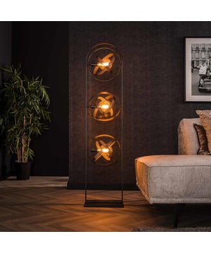 
Deze vloerlamp 'cosmos mesh' is uitgevoerd in metaal met een artic black finish. De drie ringen kunnen plat gedraaid worden, waardoor het pakket kleiner wordt. Daarnaast geeft dit ook de mogelijkheid om de lamp naar eigen inzicht te plaatsen. Er wordt aanbevolen LED lichtbron (8467) te gebruiken.Over het merkWij zijn continu bezig met het samenstellen van stoere collecties die naast functioneel ook nog is heel trendy zijn. Veel van ons assortiment is zo ontworpen dat het leuk bij elkaar staat in elke kamer, daarom raden wij zeker aan om even een kijkje te nemen in ons assortiment voor leuke matchende items! - Afmeting: 22x36x160 - Kleur: Zwart - Materiaal: Metaal