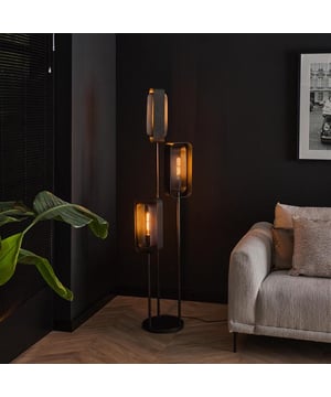 
Deze vloerlamp 'mesh rotate' is uitgevoerd in metaal met een artic black finish. Het mesh kan naar eigen inzicht gedraaid worden, dit zorgt voor een prachtige verdeling van het licht. Deze lamp maakt deel uit van de 'mesh rotate' serie. Er wordt aanbevolen LED lichtbron (8473) te gebruiken.Over het merkWij zijn continu bezig met het samenstellen van stoere collecties die naast functioneel ook nog is heel trendy zijn. Veel van ons assortiment is zo ontworpen dat het leuk bij elkaar staat in elke kamer, daarom raden wij zeker aan om even een kijkje te nemen in ons assortiment voor leuke matchende items! - Afmeting: 42x42x170 - Kleur: Zwart - Materiaal: Metaal