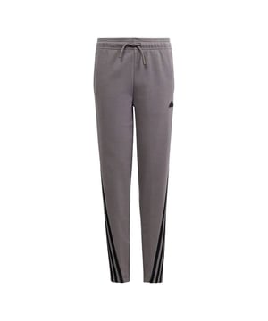 
ADIDAS U FI 3S PT (IS4419)
Deze junior adidas joggingbroek geeft je next-level  stijl. De 3-Stripes buigen af rond de pijpen voor een moderne look, en de dubbe lgebreide stof is gemaakt met katoen en polyester voor een zacht en comfortabel  gevoel. Deze mid-rise broek is het soort dat je aantrekt nadat je hebt gesport,  en pas weer uittrekt als je naar bed gaat.

Minimaal 70% van dit product bestaat  uit een mix van gerecyclede en hernieuwbare materialen.

- **Merk:** ADIDAS
- * *Artikelnummer:** IS4419
- **Pasvorm:** SLIM
- **Productgroep:** PANTS
- **Gesla cht:** DAMES/HEREN
- **Leeftijdsgroep:** JUNIOR
