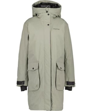
Ilsa is een parka met een ontspannen stijl en tal van doordachte details. Deze parka houdt je niet alleen warm en droog, maar is ook volledig water- en winddicht dankzij getapete naden. Met Ilsa kun je genieten van ultiem comfort en bescherming, zelfs in uitdagende weersomstandigheden.
 
 Deze parka is doordrenkt met knusse details. Zowel de capuchon als de kraag zijn voorzien van een verwarmende voering en een fleecemesh voor extra comfort. Ilsa is gewatteerd en heeft een vrouwelijk silhouet, een verstelbare capuchon, mouwverstellers en een trekkoord in het achterpand om de pasvorm aan te passen. Met in totaal drie zakken biedt deze parka voldoende opbergruimte voor je benodigdheden.
 
 Het materiaal van de parka is vervaardigd uit 50% gerecyclede polyamide, wat een duurzame keuze is die bijdraagt aan milieubewustzijn.
 
 • Waterkolom: 10.000 mm
 • Ademend vermogen: 4.000 g/m²/24u
 • Vulling: 180 g/m²
 
 Of je nu op weg bent naar het werk, een dagje uit in de natuur hebt gepland of