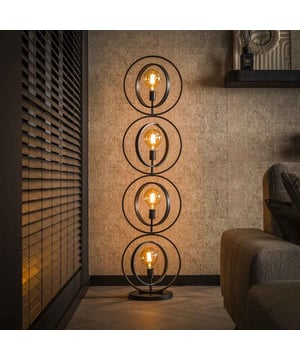 
Deze vloerlamp 'Turn around XL' is gemaakt van metaal met een Charcoal finish. De buitenste cirkels zitten van de onderste tot de bovenste aan elkaar vast. De binnenste cirkels kunnen volledig rond draaien, waardoor deze op de gewenste manier geplaatst kunnen worden. Door het opengewerkte armatuur komen de lichtbronnen volledig tot hun recht en wordt de ruimte mooi verlicht. Deze vloerlamp maakt deel uit van serie bestaande uit twee hanglampen, twee vloerlampen en een tafellamp. Er wordt aanbevolen LED lichtbron (8467) te gebruiken.Over het merkWij zijn continu bezig met het samenstellen van stoere collecties die naast functioneel ook nog is heel trendy zijn. Veel van ons assortiment is zo ontworpen dat het leuk bij elkaar staat in elke kamer, daarom raden wij zeker aan om even een kijkje te nemen in ons assortiment voor leuke matchende items! - Afmeting: 30x40x180 - Kleur: Zwart - Materiaal: Metaal