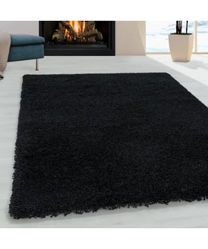 
Supersoft hoogpolig vloerkleed. Dit tapijt zorgt voor warmte en sfeer in uw kamer. - 140x200 CM  Himalaya Monaco Hoogpolige Shaggy Vloerkleden De Himalaya Monaco Collectie zorgt met zijn moderne kleuren voor een bijzonder warme sfeer in huis. Dit vloerkleed is geschikt in zowel de woonkamer als in slaapkamers. Met zijn Poolhoogte van ruim 30mm is dit vloerkleed bijzonder dik geknoopt. - Vlekbestendig en onderhoudsvriendelijk omdat het kleed is gemaakt van synthetische vezels. - Kleurvast, waterafstotend, antistatisch en anti-allergisch. - Naast een zacht en comfortabel gevoel beschikt dit materiaal over diverse goede eigenschappen waardoor het tapijt pluisvrij en gemakkelijk schoon te maken is. Productspecificaties: 100% Soft Touch Polypropyleen Poolhoogte : 30mm Gewicht = 2.100gr/m² Geluiddempend Geschikt voor vloerverwarming Anti-statisch en Merk: Muratap Materiaal: Synthetisch Kleur: Zwart Afmetingen: 140x200 CM EAN: 6017405767739