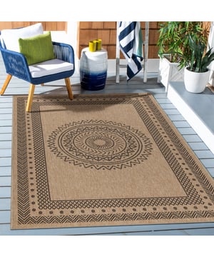 
- 120x170 CM   Gemaakt van hoogwaardig en onderhoudsvriendelijk polypropyleen, bieden de buitenkleden uit de Natur-collectie de perfecte oplossing voor zowel binnen- als buitengebruik. Met hun duurzame constructie zijn ze bestand tegen de elementen, waardoor ze perfect zijn voor terrassen, patio's, tuinen en zelfs drukke binnenruimtes. De kleden uit de Natur-collectie zijn ontworpen met oog voor detail en esthetiek. Ze zijn verkrijgbaar in een verscheidenheid aan prachtige kleuren en patronen, waardoor je eindeloze mogelijkheden hebt om je buitenruimte te personaliseren en een warme, uitnodigende sfeer te creëren. Daarnaast bieden de kleden uit de Natur-collectie het voordeel van onderhoudsgemak. Het polypropyleen materiaal is vlekbestendig en gemakkelijk schoon te maken. Gewoon even afspoelen met water of voor hardnekkige vlekken een mild schoonmaakmiddel gebruiken, en je kleden zien Merk: Muratap Materiaal: Polypropyleen Kleur: Zwart Afmetingen: 120x170 CM EAN: 8720728979878