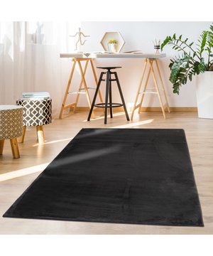 
- 120x170 CM  Paradise Fluffy Vloerkleden Hoogpolig Superzacht Knuffelkleden uit de Paradise collectie. Superzachte fluffy tapijten in meerdere kleuren leverbaar. Ideaal voor in de slaapkamer. Nooit meer koude voeten wanneer je 's ochtends uit bed stapt! In de woonkamer wilt u niet meer op de bank zitten maar het liefst de hele dag op dit vloerkleed liggen. De zachte garen voelen aan als een konijnenvacht en brengt veel comfort, is extreem zacht en heeft een extreem hoog aaibaarheidsgehalte. Keurmerk OEKO-TEX: Al onze machinaal geknoopte tapijten zijn gecertificeerd volgens STANDARD 100 by OEKO-TEX, een wereldwijd uniform en onafhankelijk test- en certificeringssysteem voor textiel. De certificering betekent dat het eindproduct vrij is van gevaarlijke chemicaliën. Merk: Muratap Materiaal: Polyester Kleur: Antraciet;Grijs Afmetingen: 120x170 CM Overig: Anti-statisch en Anti-allergisch , Kleurvast en waterafstotend, Geschikt voor vloerverwarming, Geluiddempend