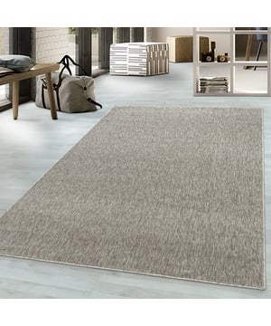 
- 160x230 CM  Tapijtenloods Laagpolige Collectie Vloerkleden De Laagpolig collectie bestaat uit meerdere trendy kleuren en zijn onderhoudsvriendelijke vloerkleden. Dit vloerkleed is anti-statisch en anti-allergisch. Gemakkelijk in onderhoud en zeer gemakkelijk te stofzuigen. Keurmerk OEKO-TEX: Al onze machinaal geknoopte tapijten zijn gecertificeerd volgens STANDARD 100 by OEKO-TEX, een wereldwijd uniform en onafhankelijk test- en certificeringssysteem voor textiel. De certificering betekent dat het eindproduct vrij is van gevaarlijke chemicaliën. - Synthetische vezels: synthetische vezels zijn gemakkelijk te onderhouden en slijtvast. Omdat de kunstvezel nauwelijks vocht opneemt, kun je deze zeer goed reinigen. Vocht kunt u het beste gewoon afvegen omdat het niet tot in de stof doordringt.   Merk: Muratap Materiaal: Polypropyleen Kleur: Beige Afmetingen: 160x230 CM EAN: 8720728944531 Overig: Anti-statisch en Anti-allergisch , Kleurvast en waterafstotend, Geschikt voor vloerverwarming, Geluiddempend