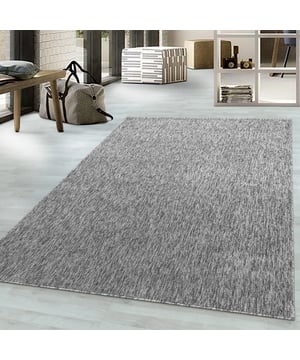
- 160x230 CM  Tapijtenloods Laagpolige Collectie Vloerkleden De Laagpolig collectie bestaat uit meerdere trendy kleuren en zijn onderhoudsvriendelijke vloerkleden. Dit vloerkleed is anti-statisch en anti-allergisch. Gemakkelijk in onderhoud en zeer gemakkelijk te stofzuigen. Keurmerk OEKO-TEX: Al onze machinaal geknoopte tapijten zijn gecertificeerd volgens STANDARD 100 by OEKO-TEX, een wereldwijd uniform en onafhankelijk test- en certificeringssysteem voor textiel. De certificering betekent dat het eindproduct vrij is van gevaarlijke chemicaliën. - Synthetische vezels: synthetische vezels zijn gemakkelijk te onderhouden en slijtvast. Omdat de kunstvezel nauwelijks vocht opneemt, kun je deze zeer goed reinigen. Vocht kunt u het beste gewoon afvegen omdat het niet tot in de stof doordringt.   Merk: Muratap Materiaal: Polypropyleen Kleur: Grijs Afmetingen: 160x230 CM EAN: 8720728944890 Overig: Anti-statisch en Anti-allergisch , Kleurvast en waterafstotend, Geschikt voor vloerverwarming, Geluiddempend