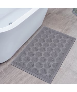 
- 60x90 CM  Fashion Kelim Boho Wasbaar Badmat Onze kelim badmat is gemaakt van gerecycled katoen, dat dicht geweven is. Zo produceren wij een uniek en mooi tapijt. Hoge kwaliteit: onze badmatten zijn milieuvriendelijk, waardoor ze geen schadelijke stoffen bevatten en daarom veilig zijn voor de gezondheid. Samenstelling: 90% katoen en 10% polyester. Eco vriendelijke verpakking: Om onze bijdrage aan het milieu bij te dragen zijn we nog steeds een stap gegaan voor een milieuvriendelijke verpakking, u krijgt uw Kilim in een doos die we persoonlijk voorbereiden overigens is de gebruikte plastic bescherming recyclebaar. Keurmerk OEKO-TEX: Al onze machinaal geknoopte tapijten zijn gecertificeerd volgens Merk: Muratap Materiaal: Katoen Kleur: Grijs Afmetingen: 60x90 CM EAN: 6152810996975