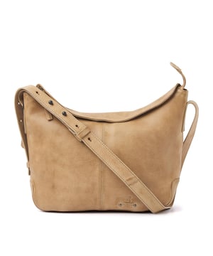 
Afmetingen: 32.00 cm breed x 22.00 cm hoog x 9.00 cm diep <p>Deze mooie tas is gemaakt van rundleder en is fijn van formaat. De schouderband is door de drukknopen aan de zijkant verstelbaar, waardoor je de tas crossbody en over de schouder kunt dragen. De tas wordt veilig afgesloten met een rits aan de bovenzijde. De binnenkant beschikt over een groot opbergvak met ritsvakje, telefoonvak en sleutelhanger om makkelijk je sleutels terug te kunnen vinden. De achterzijde van de tas heeft nog een steekvak met magneetsluiting.</p>