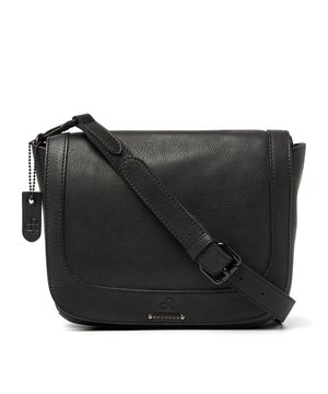 
Afmetingen: 23.00 cm breed x 18.00 cm hoog x 9.00 cm diep <p>Deze prachtige schoudertas is fijn om mee te nemen tijdens een dagje weg. Je kunt de tas crossbody dragen en de schouderband is afneembaar en in de gewenste  lengte verstelbaar. De tas wordt veilig afgesloten met een overslag met  magneetsluiting aan de bovenzijde. Het opbergvak heeft nog een kleiner ritsvak,  speciaal vak voor je telefoon en een sleutelhanger. De tas is gemaakt van  rundleder en staat hierdoor garant voor jarenlang gebruiksplezier.</p>