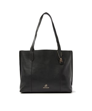 
Afmetingen: 36.00 cm breed x 29.00 cm hoog x 13.00 cm diep <p>Deze mooie schoudertas is gemaakt van rundleder en lijkt op een shopper. De bovenzijde van de tas is open met een veilig opbergvak aan de binnenzijde dat afgesloten kan worden middels een ritssluiting. De tas beschikt over ruime opbergmogelijkheden, zodat je altijd makkelijk al je spullen mee kunt nemen.  Daarnaast beschikt deze tas ook over een telefoonvak en heeft het een handige  sleutelhanger, hierdoor hoeft je nooit meer naar je sleutels te zoeken.</p>