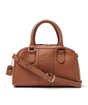 
Afmetingen: 31.00 cm breed x 18.00 cm hoog x 15.00 cm diep <p>Deze leuke handtas is gemaakt van rundleder en beschikt over twee handvatten. De tas kan ook crossbody gedragen worden door de afneembare en verstelbare  schouderband. Deze wordt veilige afgesloten met een rits aan de bovenzijde. In  de binnenzijde zit een opbergvak, ritsvak, telefoonvak en sluitelhanger. Daag jezelf uit om deze hippe tas op verschillende manieren te dragen.</p>