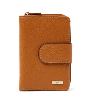 
Afmetingen: 9.00 cm breed x 13.00 cm hoog x 3.00 cm diep <p>Deze damesportemonnee is gemaakt van rundleder en is zeer praktisch. De portemonnee bestaat uit twee delen: een vak met rits voor muntgeld en een vak met klep met druksluiting waar plaats is voor negen creditcards, waarvan een met kijkvenster. Er zijn twee steekvakken voor papiergeld en nog een extra vak met kijkvenster. Daarnaast bevat de portemonnee nog vijf extra steekvakken. Deze portemonnee heeft RFID protectie. Dit beschermt tegen het skimmen van betaalpassen.</p>