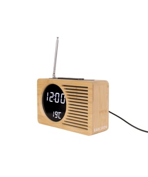 
Hallo boho! De Retro Radio wekkerradio van Karlsson steelt de show op jouw nachtkastje. Met zijn elegante en bohemian uitstraling is de wekker veel meer dan alleen praktisch. De digitale tijd en temperatuur wordt weergegeven door het ronde ingebouwde led-scherm en zijn jasje is van robuust bamboe gemaakt. Wakker worden met een lekker deuntje? Dat is aan deze wekkerradio wel besteed. - Afmeting: 7x16x10cm - Kleur: Naturel - Materiaal: Bamboe