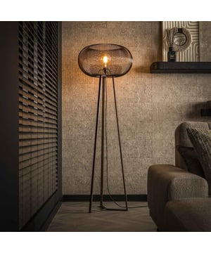 
Deze trendy vloerlamp is uitgevoerd in metaal. De kap is gemaakt in een disk vorm. Een mooi detail wat verwerkt is in de kap, zijn gouden soldeerplekken. Dit geeft de lamp een heel uniek uiterlijk. Er wordt aanbevolen LED lichtbron (8467) te gebruiken. De lamp maakt onderdeel uit van de 'copper twist' serie.Over het merkWij zijn continu bezig met het samenstellen van stoere collecties die naast functioneel ook nog is heel trendy zijn. Veel van ons assortiment is zo ontworpen dat het leuk bij elkaar staat in elke kamer, daarom raden wij zeker aan om even een kijkje te nemen in ons assortiment voor leuke matchende items! - Afmeting: 55x55x170 - Kleur: Koper - Materiaal: Metaal