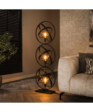 
Deze vloerlamp 'galaxy' is uitgevoerd in metaal met een artic black finish. De drie ringen kunnen plat gedraaid worden, waardoor het een heel klein pakket wordt. Daarnaast geeft dit ook de mogelijkheid om de lamp naar eigen inzicht op te plaatsen. Er wordt aanbevolen LED lichtbron (8467) te gebruiken.Over het merkWij zijn continu bezig met het samenstellen van stoere collecties die naast functioneel ook nog is heel trendy zijn. Veel van ons assortiment is zo ontworpen dat het leuk bij elkaar staat in elke kamer, daarom raden wij zeker aan om even een kijkje te nemen in ons assortiment voor leuke matchende items! - Afmeting: 45x50x155 - Kleur: Zwart - Materiaal: Metaal