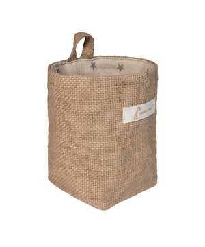 
Deze stijlvolle opbergbakjes zijn decoratief en functioneel Opbergruimte heb je nooit genoeg. Deze linnen opbergbakjes creëren heel wat meer opbergmogelijkheden. Je kunt ze ophangen zodat ze nergens in de weg staan. Zo wordt opbergen en opruimen zeer makkelijk. Ze zijn uitgevoerd in linnen en zijn te verkrijgen met een voering met sterren of met blauw en witte stippen.  Ontdek de voordelen Ophangbaar Multifunctioneel: itstekend te gebruiken als opbergmand of woonaccessoire Gemaakt van duurzaam materiaal Uitwasbaar  Waar horen deze opbergbakjes thuis? Deze opbergzakjes worden vaak als keukenaccessoire aangekocht. Je kunt er bijvoorbeeld je potjes met kruiden in kwijt. Of je bergt er je spatels in op. De bodem is stevig zodat je de opbergzakjes ook gewoon op je kast kunt plaatsen. Als je de rand naar buiten toe omvouwt, krijg je een totaal ander uitzicht voor je bakje. Niet alleen in de keuken maar ook bijvoorbeeld in de badkamer zijn dit handige objecten. Je bergt er je verzorgingsproducten in op of je gebruikt ze bijvoorbeeld als houder voor tissues. Of wat denk je van zo'n mooi opbergzakje voor in je kantoor? Want ook hier is opruimen en opbergen niet altijd eenvoudig. Denk bijvoorbeeld aan je schrijfgerief of zaken zoals paperclips en elastiekjes. Dankzij deze opbergzakjes hou je het allemaal netjes bij de hand. Of plaats er een aantal in je hobbykamer om je kleine spullen in op te bergen.  Voor welke interieurstijl kies je deze opbergbakjes? De zakjes zijn in grof linnen uitgevoerd. Ze passen in een moderne en minimalistische omgeving en ze staan goed in een landelijke woning. Ze hebben een stoere touch en daardoor zijn ze ook perfect voor je industriële keuken of badkamer. De binnenkant van de bakjes zijn hip en eigentijds. Daarom zijn ze ook heel geliefd voor in studentenkamers.  Specificaties Merk: QUVIO De afmetingen zijn 12 x 14 cm (bxh) Gemaakt van katoen / linnen Materiaal: LinnenKleur: BruinAfmetingen: Hoogte: 14CM x breedte: 12CM x Lengte: 12CM