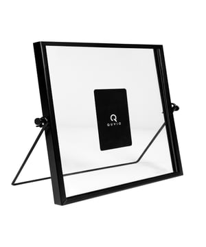 
QUVIO Fotolijst - Staand Eenvoudig, elegant, stoer en stijlvol is hoe je deze QUVIO fotolijst kunt omschrijven. Hij is gemaakt van staal en glas. De breedte is 15 cm, de hoogte is 15 cm en als het pootje is uitgeklapt, is de diepte 6,5 cm. Hij is in zwarte uitvoering verkrijgbaar. In de hoeken zitten plastic driehoekjes, dit is ter bescherming van het glas voor transport. Deze kunnen, indien gewenst, verwijderd worden.Dit lijstje is geschikt voor foto's met een afmeting van: 13,5 x 13,5 cm (bxh).  Eenvoud siert deze fotolijst Als je een foto frame kiest, wil je vooral dat je foto optimaal uitkomt. Dit lijstje is enerzijds stoer, maar anderzijds ook discreet. Hij leidt alle aandacht naar de foto zelf. Een staand fotolijstje zorgt ervoor dat je de foto altijd op die plek plaatst waar jij het precies wilt. Of je hem nu op je schoorsteenmantel, op je wandplank, op je nachttafel of op je kantoorplek wilt, met deze lijst lukt het perfect. De zwarte lijst past zowel bij zwart-wit foto's als bij kleurenfoto's. Het is tijdloos en toch eigenzinnig en modern. Het is gewoon wat een frame voor foto's moet zijn! Het voordeel van een dergelijke eenvoudige lijst is dat je er makkelijk meerdere met elkaar kunt combineren. Het geheel blijft altijd stijlvol.   Een fotolijst voor eeuwig Glas en staal zijn de meest makkelijke materialen om te onderhouden. Je wast het lijstje af zo vaak als je wilt. Daarnaast is zwart een kleur die overal bij past. Je integreert dit lijstje zowel in je moderne als in je industriële interieur. Ook in een landelijke, klassieke of vintage woninginrichting past deze lijst voor foto's perfect. Eens je dit item in huis haalt, heb je het voor de rest van je leven. Het gaat met je mee, waarheen je ook verhuist of hoe je je interieur ook wijzigt.Materiaal: GlasKleur: ZwartAfmetingen: Hoogte: 15CM x breedte: 15CM x Lengte: 6.5CM