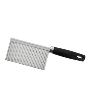 
Maak zelf de lekkerste frietjes met een frietmes Maak jij zelf graag frietjes en wil jij wel eens zigzag frietjes maken? Dan is dit Krumble frietmes precies wat jij nodig hebt. Met dit kartelmes snij jij eenvoudig blokjes, plakjes of staafjes met een mooi zigzag patroon. Dat kan met aardappels, voor het maken van frietjes, maar kan ook goed met groenten en fruit zoals komkommer of appel. Het geeft je eten direct een feestelijke uitstraling en is in sommige gevallen ook nog eens goed voor de smaak.  Producteigenschappen Krumble kartelmes/frietmes Metalen mes met kunststof handvat Afmeting: 19 x 6 x 2 centimeter (lxbxh) Kleur: Zilver, Zwart Gewicht: 60 gram Voor het snijden van groenten, fruit en aardappels Geeft etenswaren een zigzag patroon  Lekkerdere frietjes Zigzag friet ziet er niet alleen vrolijk uit, maar zijn ook smakelijker dan normale rechte frietjes. Door het zigzag patroon wordt het frietje namelijk over een groter oppervlakte gebakken. Dat komt de smaak van het patatje zeker ten goede. Daarom is dit Krumble aardappelmes een echte musthave voor iedereen die graag zelf friet maakt.  Ook leuk voor ander voedsel Het kartelmes is niet alleen handig voor het maken van friet, maar is ook leuk om ander voedsel mee te snijden. Plakjes komkommer met golfjes of zigzag wortelstukjes doen het zeker goed op een feestje. Het geeft het eten direct een gezellige en bijzondere uitstraling. Kinderen zullen geribbelde partjes appel of banaan in hun broodtrommeltje ook zeker kunnen waarderen. Zo geef je eten een verrassende twist.  Een multifunctionele gadget voor in elke keuken Doordat je het kartelmes voor zoveel verschillende doeleinden kunt inzetten, is het een handige gadget voor in elk huishouden. Geef eten meer smaak en een leuk uiterlijk en geniet nog meer van een heerlijke maaltijd.Materiaal: MetaalKleur: ZilverAfmetingen: Hoogte: 2CM x breedte: 6CM x Lengte: 19CM