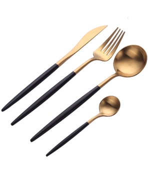 
Krumble bestek set in het goud en zwart (Vork, mes, soeplepel en dessertlepel) Met deze Krumble bestek set wordt tafelen en dineren nog veel aangenamer. Je krijgt in deze set een vork, mes, soeplepel en dessertlepel geleverd. De luxe bestek set is uitgevoerd in zwart en goud en geeft aan jouw tafel een klassevolle uitstraling. Het is vervaardigd uit inox en beantwoordt aan alle hedendaagse normen en eisen van tafelen.  Comfort en stijl tegelijkertijd Met dit bestek haal je klasse in huis. Daarnaast hebben de designers van Krumble ook voor comfort gezorgd. De randen van het bestek zijn afgerond, wat een aangenaam gevoel bij het gebruik geeft. Deze Krumble bestek set is geschikt voor alle gelegenheden van tafelen, maar wordt vooral bij dineren ingeschakeld. Het bestek staat zeer hip op een moderne tafel, bijvoorbeeld op een strak wit tafelkleed. Maar het laat zich ook goed opmerken op een gekleurde ondergrond naast traditioneel servies. De zwart-matte handgrepen passen perfect bij industriële interieurs. Het goud geeft aan het bestek een extra luxe toets. Het goud gaat goed bij goudkleurige kandelaars, schotels en bijvoorbeeld bij messing accessoires of verlichting. Kortom: deze luxe bestekset voelt zich overal thuis.  Kwaliteit om lang van te genieten Je hoeft dit luxe bestek niet enkel maar bij feesten boven te halen. Ook voor het dagelijks gebruik is dit perfect geschikt. Het is sterk en behoudt zijn oorspronkelijke kleuren. Het materiaal waarvan de luxe bestekset gemaakt is is food-grade 304 roestvrij staal, wat duurzaam en corrosiebestendig is. Daarnaast is het ook zeer makkelijk te onderhouden. De oppervlakken zijn mooi glad waardoor de etensresten makkelijk te verwijderen zijn. Eens je dit bestek in huis hebt, wil je het niet meer missen. Het wordt gegarandeerd een deel van je interieur en je tafelgewoontes!Materiaal: RVSKleur: GoudAfmetingen: Hoogte: 2.2CM x breedte: CM x Lengte: 21.5CM