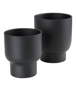 
Creëer een stijlvolle sfeer met QUVIO zwarte bloempotten Ontdek de QUVIO bloempot voor binnen, een stijlvolle set van 2 zwarte metalen bloempotten die perfect zijn voor het toevoegen van een moderne touch aan je interieur. De bloempotten zijn ideaal voor verschillende soorten planten en bloemen. Met het strakke, maar toch eenvoudige ontwerp passen deze bloempotten moeiteloos in elke ruimte, van woonkamer tot kantoor.  Specificaties Merk: QUVIO Material: Metaal Product type: Bloempotten Zwart Set van 2 Geschikt voor (droog) bloemen Afmeting bloempot klein: 14x14x16 cm Afmeting bloempot groot: 16x16x19 cm Gewicht: 1 kg  Materiaal en afmetingen De plantenpot is gemaakt van metaal, wat zorgt voor duurzaamheid en een lange levensduur. De set bestaat uit twee maten, de kleine pot heeft een afmeting van 14x14x16 cm en de grote pot 16x16x19 cm. Deze variatie in grootte maakt ze geschikt voor een breed assortiment aan planten, van kleine vetplanten tot grotere kamerplanten. Het zwarte metaal geeft de potten een moderne en strakke uitstraling, perfect voor moderne interieurs.  Gebruik en functionaliteit Deze QUVIO bloempotten zijn niet alleen stijlvol, maar ook zeer functioneel. Ze zijn ideaal voor het plaatsen van zowel echte als kunstplanten. Dankzij het stevige metalen ontwerp zijn de potten stabiel en robuust. Dit maakt ze geschikt voor zowel binnen als overdekte buitenruimtes.  Stijl en ontwerp Het minimalistische ontwerp van deze zwarte bloempotten past perfect bij moderne en industriële interieurstijlen. De strakke lijnen en de matte afwerking geven een moderne look aan elke kamer. Plaatst de bloempotten op een vensterbank, op een bijzettafel of in een decoratieve vakkenkast om een gezellige uitstraling te creëeren. Of je nu kiest voor droogbloemen of levende planten, deze bloempotten zullen zeker een blikvanger zijn in je interieur.Materiaal: MetaalKleur: ZwartAfmetingen: Hoogte: 16CM x breedte: 14CM x Lengte: 14CM