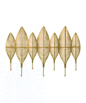 
Gouden wandkapstok in de vorm van veren Een stijlvolle oplossing voor elke woonruimte! Deze wandkapstok kan worden gebruikt als praktische wandkapstok en ook als sfeervolle wanddecoratie. Gemaakt van stevig staal met een elegante goudkleurige afwerking, past hij gemakkelijk in meerdere woonstijlen. Denk bijvoorbeeld aan een Bohemian woonstijl waarin deze kapstok zich perfect zal voegen. De kapstok past in veel verschillende ruimtes. Hang er bijvoorbeeld jassen en sjaals aan op. Ook in de woonkamer is deze kapstok leuk om planten of andere decoratieve voorwerpen aan op te hangen.  Specificaties Merk: QUVIO Gemaakt van staal Elegant ophangsysteem Met zeven haken In de vorm van veren Kleur: Goud Afmetingen: 4,5 x 60,5 x 39,5 cm (lxbxh) Gewicht: 0,520 kg  Zeven haken Deze veelzijdige wandkapstok heeft zeven stevige haken, perfect voor het ophangen van verschillende items zoals jassen, sjaals en tassen. Het elegante ontwerp vult elke ingang aan, waardoor het een ideale keuze is voor thuis of op kantoor. Met zijn ruime opslagcapaciteit helpt deze kapstok kamers rommel vrij en georganiseerd te houden. Hij kan gemakkelijk in elke kamer worden geïnstalleerd en voegt functionaliteit en een stijlvolle uitstraling toe.  In de vorm van veren met gouden afwerking Het bijzondere aan deze kapstok is dat er boven elke kapstokhaak een veer zit. De haken zijn op twee verschillende hoogtes geplaatst, wat functionaliteit en stijl toevoegt. Het dient niet alleen als een praktische opbergoplossing, maar is ook een stijlvol statement. De luxe gouden kleur past gemakkelijk bij elke decoratiestijl, van chique natuurlijke materialen tot levendige, kleurrijke items. Het voegt een vleugje moderniteit en elegantie toe en vormt een mooi contrast in elke kamer.  Ter decoratie Een wandkapstok is een veelzijdig en decoratief product voor verschillende kamers in huis. Hij kan bijvoorbeeld bij de ingang worden geplaatst om buitenkleding op te hangen of in de slaapkamer om de juwelencollectie te organiseren. Dit is ook ideaal in de woonkamer, om visueel belang en een vleugje design toe te voegen aan elke woonruimte.Materiaal: StaalKleur: GoudAfmetingen: Hoogte: 39.5CM x breedte: 44CM x Lengte: 4.5CM