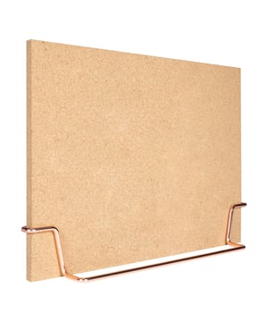
Een stijlvolle toevoeging voor aan ieder interieur Dit QUVIO Staande memobord is een stijlvolle toevoeging voor aan ieder interieur. Het mini prikbord van kurk is in een handig frame van draadstaal geplaatst. Gebruik dit moderne desktop prikbord om je to-do lijst, weektaken of stijl weer te geven met je favoriete foto's, kaarten en tickets. Het draadstaal detail is zo mooi dat je alleen je belangrijkste aantekeningen wilt vastpinnen als keukenaccessoire, zodat je georganiseerd blijft. Dit vrijstaande kurken krijtbord kan staand of liggend worden gebruikt als de perfecte aanvulling op elk stijlvol bureau.  Belangrijkste kenmerken Een stijlvolle toevoeging voor aan ieder interieur  Makkelijk notities en foto’s bevestigen  Materiaal: Kurk Afmetingen: 6,5 x 32 x 23 cm  Een eigentijds interieur wordt met functionaliteit gecombineerd Dit organisatiebord combineert een eigentijds interieur met functionaliteit. Het decoratieve bord bevat een stoffen prikbord om je belangrijke herinneringen, takenlijsten of zelfs favoriete foto's te plaatsen! Let er wel op dat alle clipjes en prikkers niet bij het bord inbegrepen zijn. Kies daarom voor metalen labelhouders naar eigen wens, voor het makkelijk bevestigen van notities.  Het perfecte hulpmiddel voor het scheppen van orde in je taken Dit multifunctionele houten bord is het perfecte hulpmiddel om orde te brengen in je kantoor, keuken of hal. Het bord is makkelijk uit de standaard te halen en overal mee naar toe te nemen, maar je kunt er natuurlijk ook voor kiezen om het bord altijd in de standaard te laten rusten.Materiaal: KurkKleur: KoperAfmetingen: Hoogte: 23CM x breedte: 32CM x Lengte: 7.7CM