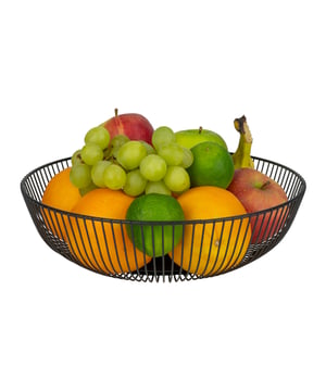 
Een fruitschaal is een woonaccessoire Waarbij functionaliteit en design perfect met elkaar gecombineerd kunnen worden. Een goed gevulde fruitschaal op tafel is een echte blikvanger én stimuleert bij het eten van meer fruit. Als de fruitschaal dan ook nog eens perfect in je interieur past, is het helemaal fantastisch natuurlijk. Heb jij een modern of industrieel interieur? Of hou je van strak en simplistisch? Dan is deze metalen fruitschaal van QUVIO de perfecte toevoeging aan je eetkamer of keuken.  Producteigenschappen Merk: QUVIO Fruitschaal Gemaakt van metaal Zwart Diameter van 28 centimeter Afmeting: 28 x 28 x 8 centimeter Gewicht: 400 gram  Altijd zien welk fruit je hebt Door gebruik te maken van deze metalen fruitschaal van QUVIO zie je altijd direct welk fruit je in huis hebt. Door het opengewerkte design is zelfs het fruit dat onderop de stapel ligt, perfect zichtbaar. Met een diameter van 28 centimeter heeft de fruitmand meer dan voldoende plaats voor al jouw fruitbehoefte. Ook met een gezin is deze fruitschaal ideaal. Er is plek genoeg voor ieders favoriete fruit.  Een mooi woonaccessoire Hoewel je de fruitschaal in eerste instantie gebruikt als opslagplaats voor fruit, is het tegelijkertijd ook een mooi woonaccessoire. Zet de fruitschaal op een goed zichtbare plek in de woon- of eetkamer of plaats de fruitmand ergens in de keuken. Waar je de fruitschaal ook zet, met het strakke metalen design wordt het zeker een echte blikvanger. Waarmee vul jij de fruitschaal het liefste?Materiaal: MetaalKleur: ZwartAfmetingen: Hoogte: 8CM x breedte: 28CM x Lengte: 28CM