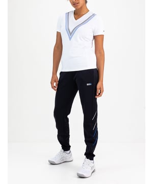 
Introductie:

Met het Evelinn T-Shirt Tennis voor dames van SJENG SPORTS ben je helemaal klaar om de tennisbaan te domineren. Dit stijlvolle shirt combineert functionaliteit en comfort, zodat jij je volledig kunt concentreren op je spel.

Voordelen:

Het Evelinn T-Shirt Tennis is gemaakt van hoogwaardige materialen die ademend zijn en vochtregulerend werken. Dit zorgt ervoor dat je tijdens het sporten droog en comfortabel blijft. Daarnaast zorgt de losse pasvorm van het shirt voor optimale bewegingsvrijheid, zodat je ongehinderd kunt bewegen en je volledig kunt focussen op je prestaties. Het shirt is daarnaast ook heel makkelijk te onderhouden, waardoor je meer tijd kunt besteden aan het tennisveld en minder aan het wassen van je kleding.

Belangrijkste kenmerken:

Het Evelinn T-Shirt Tennis voor dames is uitgevoerd in een stijlvolle witte kleur, waardoor het gemakkelijk te combineren is met andere kledingstukken. De V-hals en korte mouwen zorgen voor een sportieve look, terwijl het