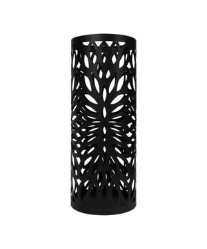 
De gang oogt vele malen opgeruimder dankzij deze handige QUVIO paraplubak Deze creatieve parapluhouder is een ware musthave voor in iedere woning. De gang oogt namelijk vele malen opgeruimder dankzij deze handige QUVIO paraplubak. Het model is bedekt met glanzende coating, waardoor de levensduur van deze paraplubank aanzienlijk wordt vergoot. Het model is stevig, licht en gemakkelijk te verplaatsen.  Belangrijkste kenmerken Merk: QUVIO Afmeting: 19 x 19 x 49 cm (Ixbxh) Materiaal: Metaal Kleur: Zwart Gewicht: 1 kilogram  Uitgevoerd in een trendy bladeren patroon Veel mensen denken dat een paraplubak al snel een lomp design heeft en hierdoor een ruimte kleiner aan doet voelen. Gelukkig is dit probleem met deze QUVIO paraplubak verleden tijd. Het model heeft een trendy bladeren patroon en de open constructie zorgt voor een luchtig en ruimtelijk gevoel. De zwarte kleur maakt deze bak erg geschikt voor iedere stijl, ook voor jouw interieur.  Erg gemakkelijk in onderhoud Deze handige QUVIO paraplubak is gemaakt van een sterke constructie van metaal. Hierdoor kun je de bak erg makkelijk onderhouden zodra deze vies is geworden van bijvoorbeeld water, modder of bladeren. Het model heeft een gewicht van 1 kilogram en is hierdoor makkelijk te verplaatsen in de ruimte. Ideaal als je bijvoorbeeld even de gang wilt dweilen. De afmeting van 19 x 19 x 49 centimeter zorgt ervoor dat de bak makkelijk te plaatsen is in zowel grote ruimtes als kleine ruimtes.Materiaal: MetaalKleur: ZwartAfmetingen: Hoogte: 49CM x breedte: 19CM x Lengte: 19CM