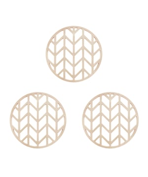
Mooie pannenonderleggers voor op tafel of in de keuken Pannenonderleggers beschermen je tafel of aanrechtblad tegen hete pannen of schalen. Zonder panbeschermers komen er al snel lelijke plekken in je eettafel of aanrechtblad. Deze onderzetters van Krumble zijn daarom ideaal. De siliconen onderleggers zijn hittebestendig en zijn hierdoor ideale tafelbeschermers. Daarbij hebben de siliconen panbeschermers ook nog eens mooi design. De ronde onderleggers hebben een patroon van pijlen en ze zijn uitgevoerd in stijlvol groen. Daardoor leg je de panbeschermers met plezier op tafel.  Specificaties Merk: Krumble Pannenonderzetters Gemaakt van siliconen Beige Met pijl patroon Geleverd in set van 3 stuks Diameter: 14 centimeter Gewicht: 60 gram per stuk  Praktisch en hygiënisch materiaal De panbeschermers van Krumble zijn uitgevoerd in siliconen. Dit materiaal is erg geschikt als tafelbeschermer. Het is hittebestendig en kan keer op keer gebruikt worden. Daarbij is siliconen eenvoudig schoon te maken. Als er tijdens het koken of de maaltijd wat op de onderzetter geknoeid wordt, is dat dus geen enkel probleem. Met een vochtige doek of onder de kraan zijn de onderleggers zo weer schoon te maken. Klaar voor de volgende maaltijd.  Opvallend design Naast dat deze pannenonderleggers erg praktisch zijn, zien ze er ook nog eens mooi uit. Ze zijn vormgegeven in een opengewerkt pijl patroon. Hierdoor hebben ze een moderne uitstraling en zijn ze eenvoudig te combineren met andere tafelaccessoires. De onderleggers worden geleverd in een set van 2, waardoor je ruimte hebt voor meerdere pannen.Materiaal: SiliconenKleur: BeigeAfmetingen: Hoogte: 0.8CM x breedte: 14CM x Lengte: 14CM