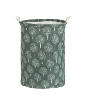 
Houd de badkamer altijd opgeruimd met deze handige QUVIO wasmand Je voorkomt natuurlijk het liefste dat vieze was in het zicht ligt. Niet alleen oogt een kamer hierdoor sneller rommelig, maar het is natuurlijk ook niet zo’n frisse gedachte. Met deze wassorteerder van QUVIO blijft de badkamer of een andere kamer in huis altijd netjes en opgeruimd. Het model is gemaakt van jute en heeft hierdoor een hoog hygiënisch vermogen.  Belangrijkste kenmerken Merk: QUVIO Inhoud: 43 liter Afmeting: 33 x 33 x 40 cm (Ixbxh) Materiaal: Jute Kleur: Grijs en wit Gewicht: 235 gram  Een royale maat Dankzij de royale maat van 33 x 33 x 40 centimeter is deze mand geschikt voor het verzamelen van onder meer kleding en speelgoed dat een keer gewassen kan worden. Daarnaast heeft dit model een erg lange levensduur en kan hierdoor zonder twijfel een duurzaam product worden genoemd. Gebruik je de wasmand een tijdje niet? Het model is ook nog eens op te vouwen, waardoor je ook aanzienlijk in ruimte kunt besparen.  Erg gemakkelijk op te tillen dankzij de handige handvatten Deze wasmand van QUVIO is voorzien van twee handige handvatten. Hierdoor is de wasbox erg gemakkelijk te verplaatsen wanneer nodig. Ideaal als je bijvoorbeeld een grote en volle mand moet dragen naar de wasmachine. Daarnaast is het model met een gewicht van 235 gram erg licht van gewicht. Waar in huis ga je deze mand van QUVIO zetten?Materiaal: JuteKleur: AntracietAfmetingen: Hoogte: 40CM x breedte: 33CM x Lengte: 33CM