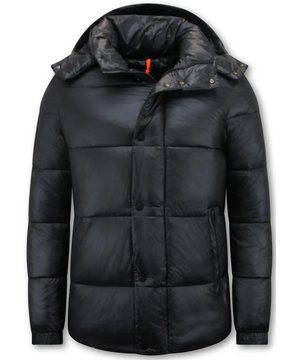 
Puffer Jacket Mannen - Jassen Heren Winter - 8055 - Zwart - <p><strong>Productinformatie:</strong></p>
<ul>
<li>Puffer Jacket Mannen - Jassen Heren Winter</li>
<li>Comfortabel en warm model, perfect voor de winter</li>
<li>Kort model met een slim fit pasvorm</li>
<li>Het materiaal bestaat uit 100% polyester</li>
<li>De voering bestaat uit 100% polyester</li>
<li>Heeft een rits als sluiting</li>
<li>Het model heeft twee jaszakken en één binnenzak</li>
<li>De capuchon is afritsbaar</li>
<li>Breng hem naar de stomerij voor een maximale levensduur</li>
<li>Verkrijgbaar in de maten  M – L – XL -XXL </li>
</ul>
<p><span style="font-size: 1em;"> </span></p>