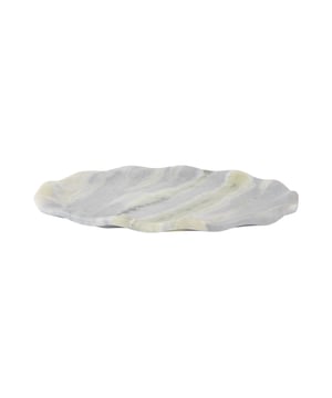 
Dit is het Waved dienblad van Present Time! Deze grote, ovale schaal met golvende randen combineert functionaliteit met een hartstikke elegante uitstraling. Prachtig en praktisch dus! Perfect voor het serveren van hapjes of als stijlvol accessoire in je woonkamer of keuken. Met zijn prachtige marmeren finish brengt het Waved dienblad van Present Time een warme, luxueuze sfeer in elk interieur. - Afmeting: 31x21x3 - Kleur: Groen - Materiaal: Marmer