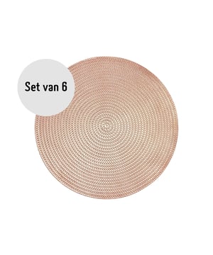 
Verfijnde placemats voor een luxe gedekte tafel Placemats geven je tafel eenvoudig een mooi aangeklede uitstraling. Wil jij jouw tafel voor speciale gelegenheden extra bijzonder aankleden? Of zoek je placemats die elke dag een vleugje luxe met zich meebrengen aan de eettafel? Dan zijn deze Krumble placemats ideaal. De borden onderleggers zijn gemaakt van PVC en hebben een rosegouden kleur. Daarbij zijn de grote ronde placemats voorzien van een verfijnd patroon. Dat maakt van de tafelbeschermers unieke verschijningen op jouw eettafel.  Specificaties Merk: Krumble Placemats Gemaakt van PVC Rosegoud Geleverd in een set van 6 stuks Diameter: 37 centimeter Gewicht per stuk: 150 gram  Praktisch materiaal voor tafelbeschermers Deze placemats van Krumble is gemaakt van PVC. Dit materiaal gaat lange tijd mee en is bovendien eenvoudig te reinigen. Dat is handig, aangezien er tijdens het eten natuurlijk wel eens geknoeid kan worden. Even met een vochtige doek over de placemat heen en de onderlegger is weer klaar voor gebruik. Zo beschermt de grote placemat jouw eettafel tegen vlekken, terwijl het de aankleding van de tafel ook zeker ten goede komt.  Combineer met andere tafelaccessoires De rosegouden placemats stralen luxe uit. Hierdoor zijn ze goed te combineren met andere chique tafelaccessoires. Combineer de placemats bijvoorbeeld met goudkleurig bestek of kies juist voor een mooi contrast door voor zwarte tafelaccessoires te kiezen. Zo stijl je de borden onderlegger precies zoals jij mooi vindt. De rosegouden placemats zijn hierdoor erg geschikt voor speciale gelegenheden, hoewel ze ook gebruikt kunnen worden om een dagelijkse maaltijd speciaal te maken.Materiaal: KunststofKleur: RoségoudAfmetingen: Hoogte: CM x breedte: 37CM x Lengte: 37CM