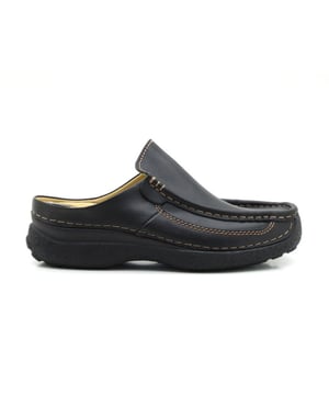 

     Artikel 09210-Roll Slide Men in kleur 50000-Zwart is een prachtige zwarte slipper, voor heren, van het merk Wolky. De zool is van rubber. De voering is leer. De voetwijdte is standaard. Deze slipper is voorzien van een uitneembaar voetbed.
    <BR>Trek een paar Wolkys aan en je merkt het meteen: voeten houden van Wolky. Comfort is het uitgangspunt. Met een anatomisch gevormd voetbed en een doordacht ontwerp van leest en pasvorm, maar ook volop aandacht voor styling en kleur, een afgewogen materiaalkeuze en gedegen afwerking. Wolky gaat al meer dan dertig jaar voor kwaliteit en staat voor langdurig plezier van een modieuze schoen met een herkenbaar design en dito comfort. Wolky is een oer-Hollands familiebedrijf dat sinds 1982 een uitgebreide collectie damesschoenen heeft opgebouwd: van sandalen, schoenen en pumps tot klompjes en laarzen.
<br><br>
WIJ ZIJN WOLKY SELECT PARTNER<br>
Wolky Select Partners zijn Wolky-dealers die zich onderscheiden door een zeer uitgebreide Wolky-collectie te voeren. Daarnaast geven ze extra service en worden er speciale Wolky-presentaties of -dagen georganiseerd. Tevens presenteren zij in hun winkel elk seizoen een Select-item: een model dat alleen bij deze dealers verkrijgbaar is.
    
    