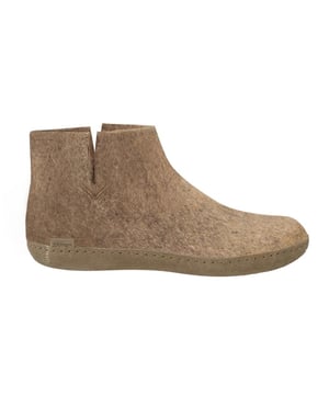 

     Artikel Low Boot Leather Sole G in kleur 12-Sand is een prachtige bruine pantoffel met dichte hiel, voor dames, van het merk Glerups. De zool is van cosy zool. De voering is ongevoerd. De voetwijdte is standaard.
    
    