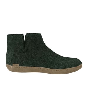 

     Artikel Low Boot Leather Sole G in kleur 09-Forest is een prachtige groene pantoffel met dichte hiel, voor dames, van het merk Glerups. De zool is van cosy zool. De voering is ongevoerd. De voetwijdte is standaard.
    
    