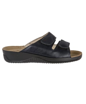 

     Artikel 1940 in kleur 90-Zwart is een prachtige zwarte slipper, voor dames, van het merk Rohde. De zool is van rubber. De voering is leer. De voetwijdte is F+.
    <BR>Rohde is een Duits merk en is wereldwijd marktleider op het gebied van pantoffels en sandalen. Rohde, opgericht in 1862, heeft een zeer uitgebreide collectie, kwalitatief hoogwaardige, pantoffels en sandalen maar ook schoenen en laarzen. Bij de productie maakt Rohde gebruik van zachte en soepele materialen. Mede hierdoor is het draagcomfort erg hoog. Bovendien is het schoeisel van Rohde licht in gewicht wat het draagcomfort ten goede komt. De decennia lange ervaring van Rohde is terug te vinden in de pasvorm van de pantoffels, slippers, sandalen, schoenen en laarzen.
    
    