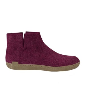 

     Artikel Low Boot Leather Sole G in kleur 07-Cranberry is een prachtige blauwe pantoffel met dichte hiel, voor dames, van het merk Glerups. De zool is van cosy zool. De voering is ongevoerd. De voetwijdte is standaard.
    
    