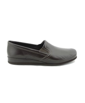 

     Artikel 6402 in kleur 71-Espresso is een prachtige bruine pantoffel met dichte hiel, voor heren, van het merk Rohde. De zool is van rubber. De voering is textiel. De voetwijdte is G.
    <BR>Rohde is een Duits merk en is wereldwijd marktleider op het gebied van pantoffels en sandalen. Rohde, opgericht in 1862, heeft een zeer uitgebreide collectie, kwalitatief hoogwaardige, pantoffels en sandalen maar ook schoenen en laarzen. Bij de productie maakt Rohde gebruik van zachte en soepele materialen. Mede hierdoor is het draagcomfort erg hoog. Bovendien is het schoeisel van Rohde licht in gewicht wat het draagcomfort ten goede komt. De decennia lange ervaring van Rohde is terug te vinden in de pasvorm van de pantoffels, slippers, sandalen, schoenen en laarzen.
    
    