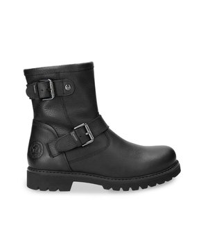 

     Artikel Felina Igloo B4 B11 B18 - Sheepskin in kleur Napa Grass Negro / Black is een prachtige zwarte laars, voor dames, van het merk Panama Jack. De zool is van rubber. De voering is bont. De voetwijdte is standaard. Deze laars is voorzien van een uitnee
    <BR>Ruwe wegen, lange stranden of een fanatieke wandeling; met Panama Jack sta je klaar voor elk nieuw avontuur! Het merk Panama Jack werd in 1989 in Spanje opgericht en heeft jarenlange ervaring waardoor er een hoge kwaliteit wordt geleverd door perfect vakmanschap. Vanaf het begin vindt het totale productieproces van Panama Jack in Spanje plaats. Panama Jack is een merk dat bekend staat om zijn back-to-basic modellen met een vintage look. Vanaf het ontwerp van de modellen tot de uiteindelijke verpakking, verzorgt Panama Jack ieder paar met liefde en besteden zij de grootste zorg aan de producten. Zodra je een paar Panama Jack schoenen aantrekt ervaar je het comfort, de natuurlijke uitstraling en de kwaliteit die de schoenen kenmerkt. Bij het maken van de Panama Jack collectie wordt er gedacht en gehandeld vanuit een respect voor de natuur. Het merk weerspiegeld dit principe niet alleen in de collectie maar ook nemen zij deze mee in hun maatschappelijke verantwoording. Bij de productie van de schoenen vindt Panama Jack het belangrijk dat ze het milieu beschermen, culturele ontwikkelingen ondersteunen en over de hele wereld goede doelen helpen. Ze werken bijvoorbeeld samen met stichtingen Ruta BBVA en stichting Vicente Ferrer.
    
    