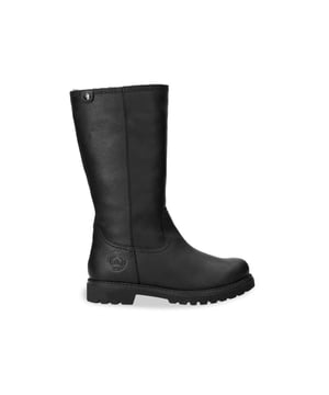 

     Artikel Bambina B60 in kleur Napa Grass Negro Black is een prachtige zwarte laars, voor dames, van het merk Panama Jack. De zool is van rubber. De voering is imitatie bont. De voetwijdte is standaard. Deze laars is voorzien van een uitneembaar voetbed.
    <BR>Ruwe wegen, lange stranden of een fanatieke wandeling; met Panama Jack sta je klaar voor elk nieuw avontuur! Het merk Panama Jack werd in 1989 in Spanje opgericht en heeft jarenlange ervaring waardoor er een hoge kwaliteit wordt geleverd door perfect vakmanschap. Vanaf het begin vindt het totale productieproces van Panama Jack in Spanje plaats. Panama Jack is een merk dat bekend staat om zijn back-to-basic modellen met een vintage look. Vanaf het ontwerp van de modellen tot de uiteindelijke verpakking, verzorgt Panama Jack ieder paar met liefde en besteden zij de grootste zorg aan de producten. Zodra je een paar Panama Jack schoenen aantrekt ervaar je het comfort, de natuurlijke uitstraling en de kwaliteit die de schoenen kenmerkt. Bij het maken van de Panama Jack collectie wordt er gedacht en gehandeld vanuit een respect voor de natuur. Het merk weerspiegeld dit principe niet alleen in de collectie maar ook nemen zij deze mee in hun maatschappelijke verantwoording. Bij de productie van de schoenen vindt Panama Jack het belangrijk dat ze het milieu beschermen, culturele ontwikkelingen ondersteunen en over de hele wereld goede doelen helpen. Ze werken bijvoorbeeld samen met stichtingen Ruta BBVA en stichting Vicente Ferrer.
    
    