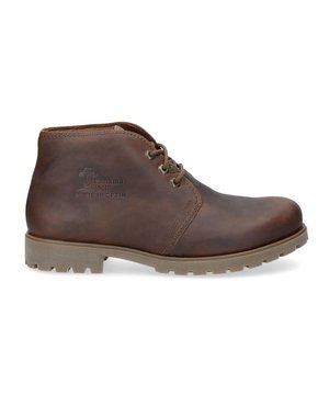 

     Artikel Bota Panama C10 in kleur Napa Grass Cuero / Bark is een prachtige bruine veterschoen, voor heren, van het merk Panama Jack. De zool is van rubber. De voering is leer. De voetwijdte is standaard. Deze veterschoen is voorzien van een uitneembaar voe
    <BR>Ruwe wegen, lange stranden of een fanatieke wandeling; met Panama Jack sta je klaar voor elk nieuw avontuur! Het merk Panama Jack werd in 1989 in Spanje opgericht en heeft jarenlange ervaring waardoor er een hoge kwaliteit wordt geleverd door perfect vakmanschap. Vanaf het begin vindt het totale productieproces van Panama Jack in Spanje plaats. Panama Jack is een merk dat bekend staat om zijn back-to-basic modellen met een vintage look. Vanaf het ontwerp van de modellen tot de uiteindelijke verpakking, verzorgt Panama Jack ieder paar met liefde en besteden zij de grootste zorg aan de producten. Zodra je een paar Panama Jack schoenen aantrekt ervaar je het comfort, de natuurlijke uitstraling en de kwaliteit die de schoenen kenmerkt. Bij het maken van de Panama Jack collectie wordt er gedacht en gehandeld vanuit een respect voor de natuur. Het merk weerspiegeld dit principe niet alleen in de collectie maar ook nemen zij deze mee in hun maatschappelijke verantwoording. Bij de productie van de schoenen vindt Panama Jack het belangrijk dat ze het milieu beschermen, culturele ontwikkelingen ondersteunen en over de hele wereld goede doelen helpen. Ze werken bijvoorbeeld samen met stichtingen Ruta BBVA en stichting Vicente Ferrer.
    
    